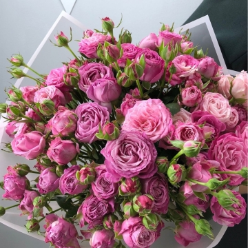 Букет из кустовых пионовидных роз "Леона"