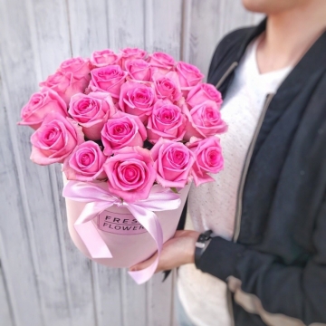 Букет из розовых роз в цилиндре "Фелиса"