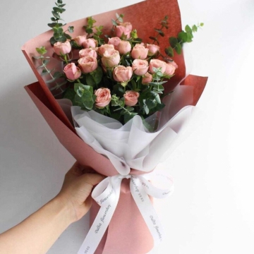 Букет из кустовых пионовидных роз "Ева"