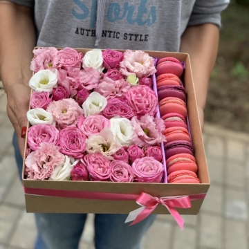 Цветы и макаронс "Прелесть"