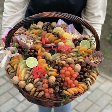 Корзина с орехами и сухофруктами "Мельбурн"