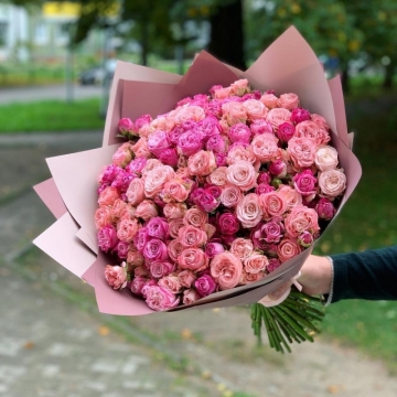 Букет из кустовых пионовидных роз "Алана"