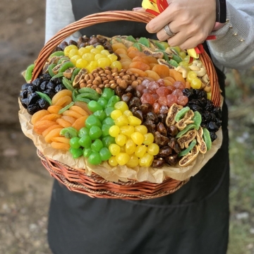 Корзина с орехами и сухофруктами "Бейрут"