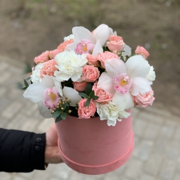 Букет цветов в цилиндре "Аксель"