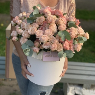 Букет из пионовидных кустовых роз "Афродита"