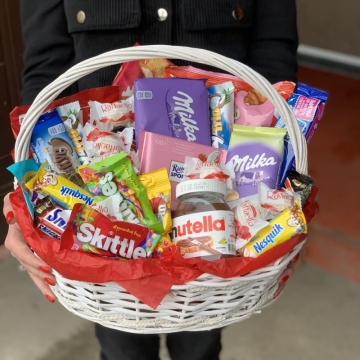 Корзина со сладостями "Доброта"
