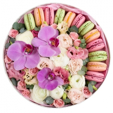 Цветы и макаронс "Влюбленность"