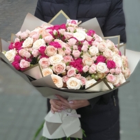 Букет из кустовых роз "Холли"