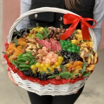 Корзина с орехами и сухофруктами "Амазонка"